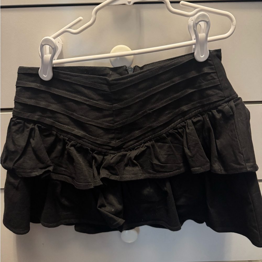 Tweenshort skirt with ruffles from a trendy boutique in Miami. Worn a few times